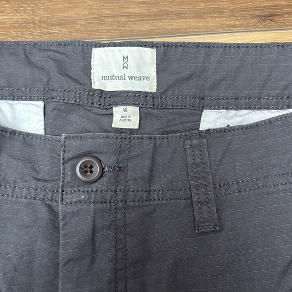 Mutual weave cargo shorts. - Picture 2 of 3